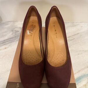 Chic Brown Heels with Timeless Design